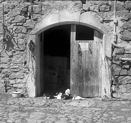 Façade sud. Porte de l'écurie. Noter le chanfrein. Inscription G 1789 A.