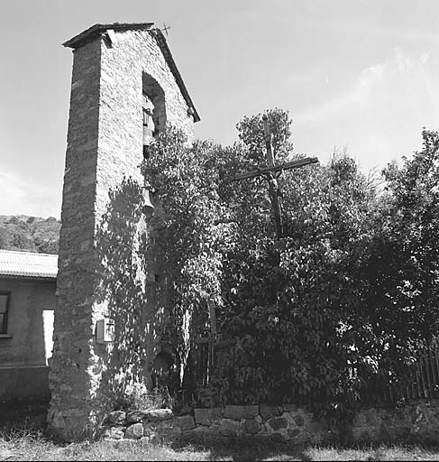 Clocher d'une chapelle aujourd'hui détruite. Comme les cheminées de la région, le clocher semble avoir été construit indépendamment du reste du bâtiment (à comparer avec le clocher des Faix, commune d'Ancelle).