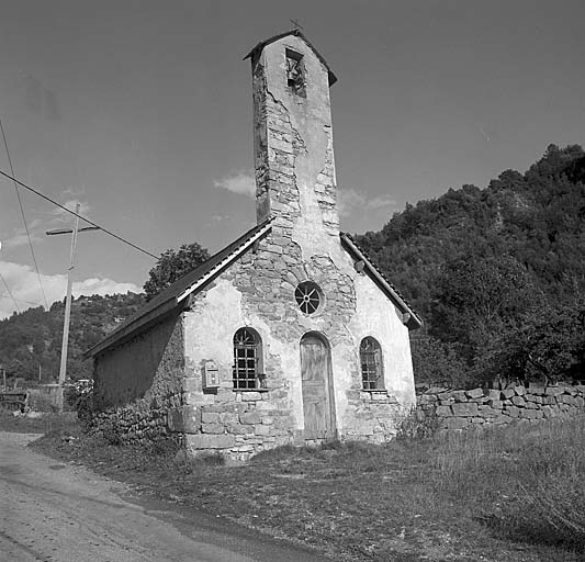 Noter la hauteur du clocher-mur.