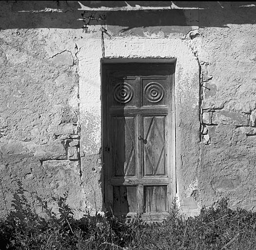 Porte centrale. Sur le linteau sont gravées une inscription effacée et la date 1876 ou 1676 ?