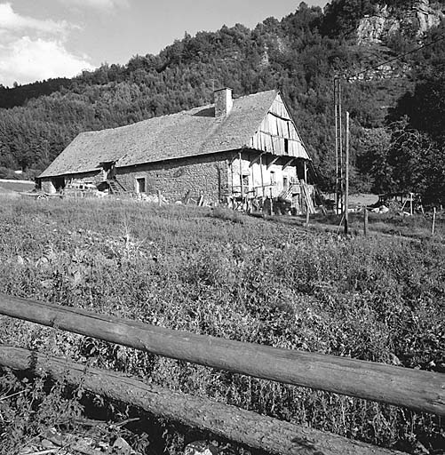 Cette maison a gardé la façade de la maison montagnarde du haut Champsaur, mais annonce déjà par ses proportions (noter la longueur inhabituelle) l'habitat du bas Champsaur.