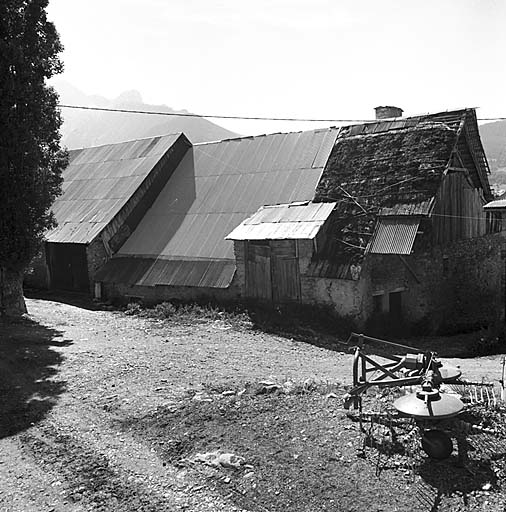 Parcelle 298. Toit de chaume, planches et tôle ondulée.