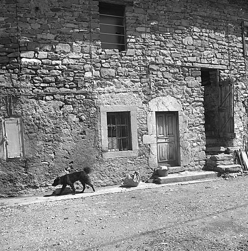 Parcelle 293. Façade sud. La porte du logis est datée de 1884.