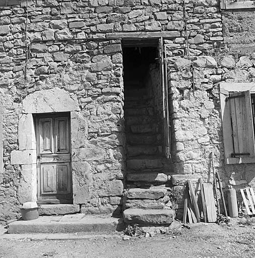 Parcelle 293. La porte du logis et l'escalier d'accès à la grange.