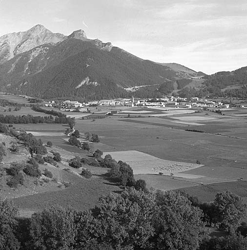 Vue prise du château d'Ancelle. Noter l'aspect de plaine, et la taille relativement grande des champs.