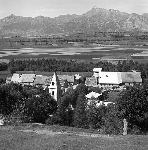 Vue prise du cimetière. Au second plan la plaine de Lachaup.