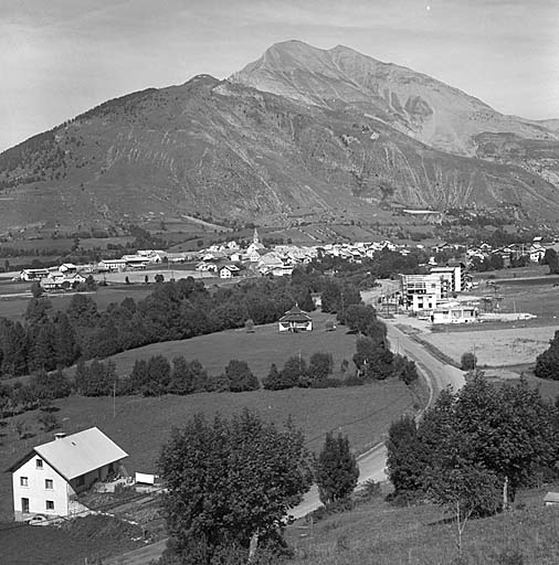 Vue générale prise du cimetière de Château d'Ancelle. Noter les nombreuses constructions modernes à la périphérie du village.