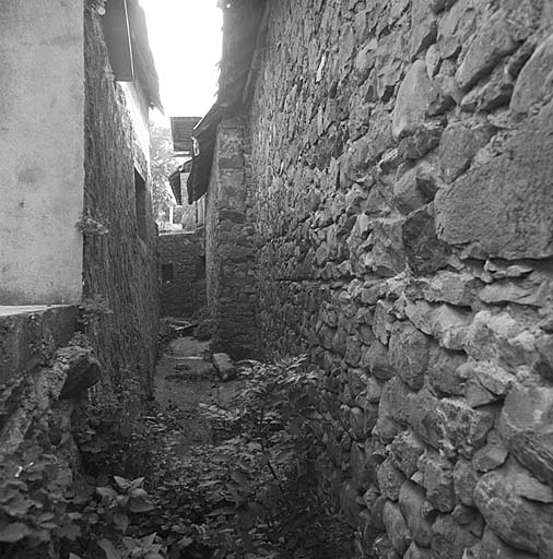 Ruelle entre la maison 442 et la maison voisine.