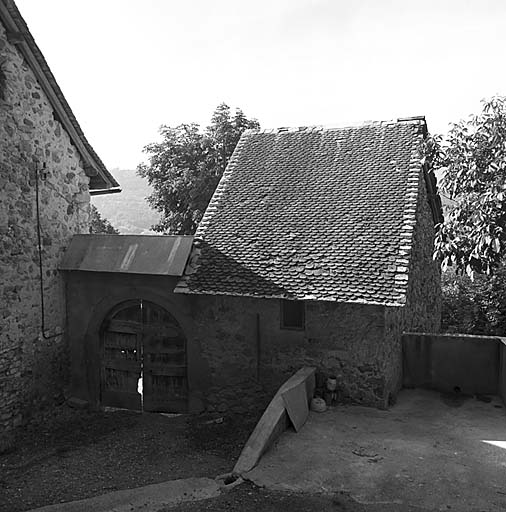 Le portail et le bâtiment annexe. Vue prise de l'extérieur.
