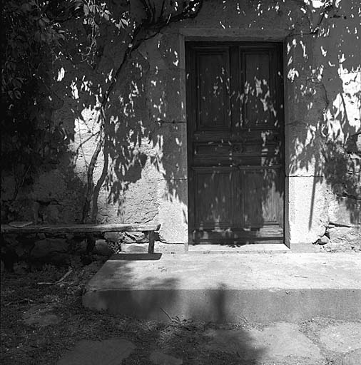 Maison à tour. La porte d'entrée.