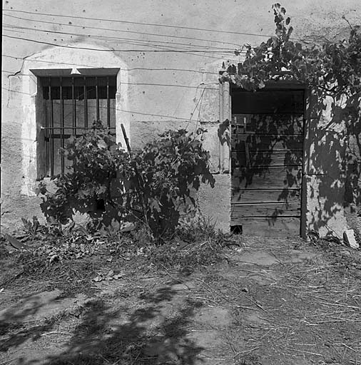 Maison à tour. Vue partielle de la façade sud. Noter l'encadrement des baies.