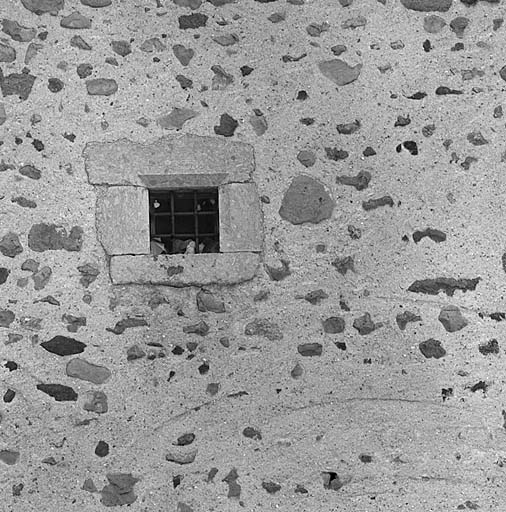 Maison à tour. La fenêtre du pignon ouest.