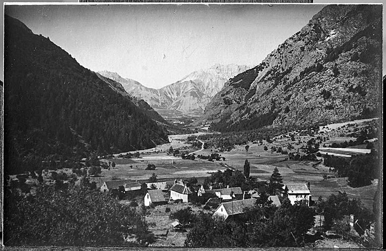 Vue prise de l'ouest. Au fond, le col du Noyer.