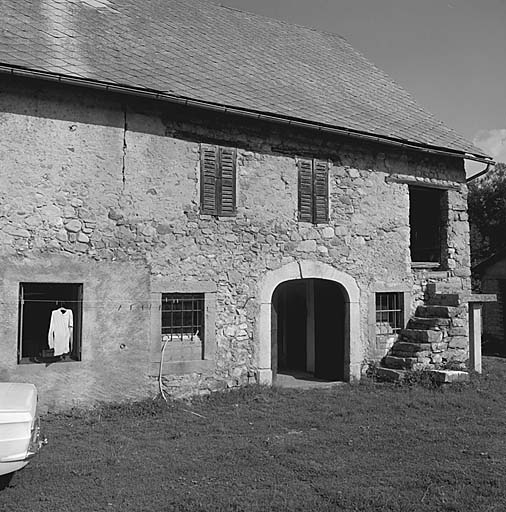 Parcelle 720. Ferme. Porte de l'écurie et escalier qui mène à la grange. Noter les fausses fenêtres au niveau de la grange.