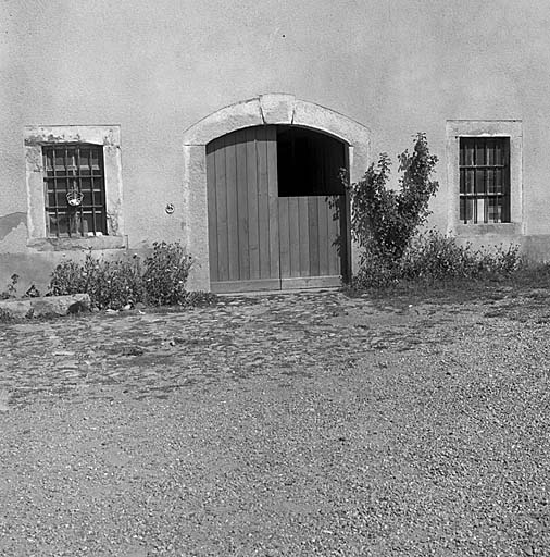 Porte d'étable en pierre de taille.