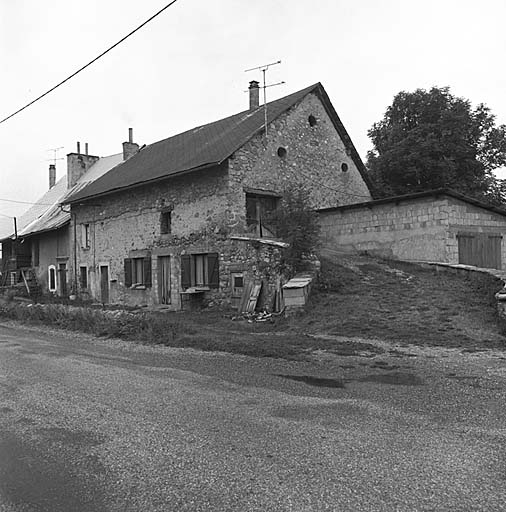 Ferme à montage latéral.