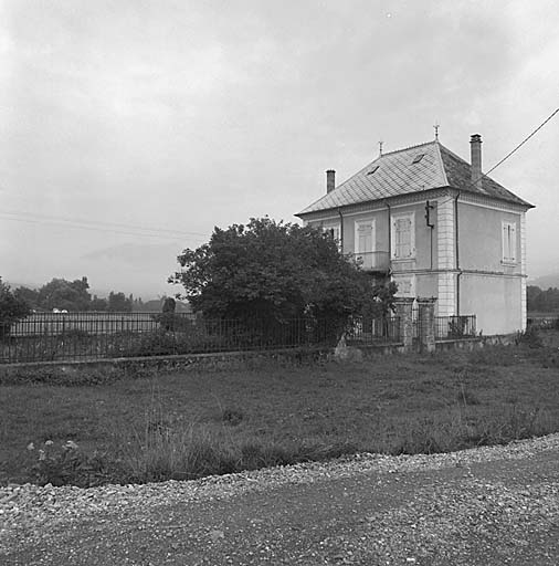 Maison isolée. Noter l'aspect urbain de cette construction.