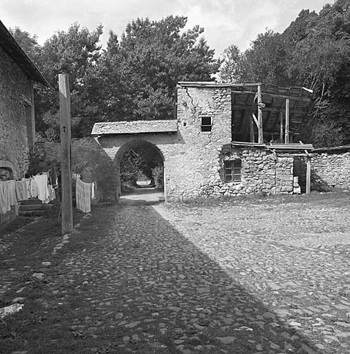 Le portail. Vue prise de la cour.