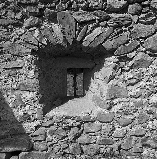 Fenêtre percée dans le mur de la cour.