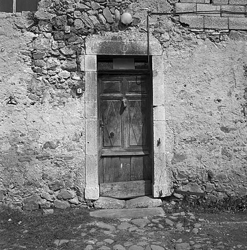 La porte du corps de logis. Inscription P.D. 1838 sur le linteau.