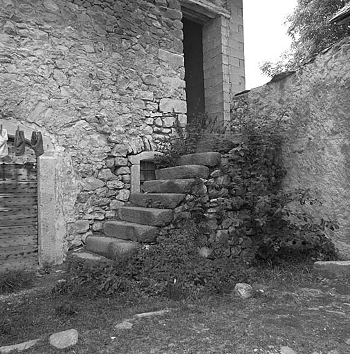 Escalier allant de la porte de l'écurie à la grange.