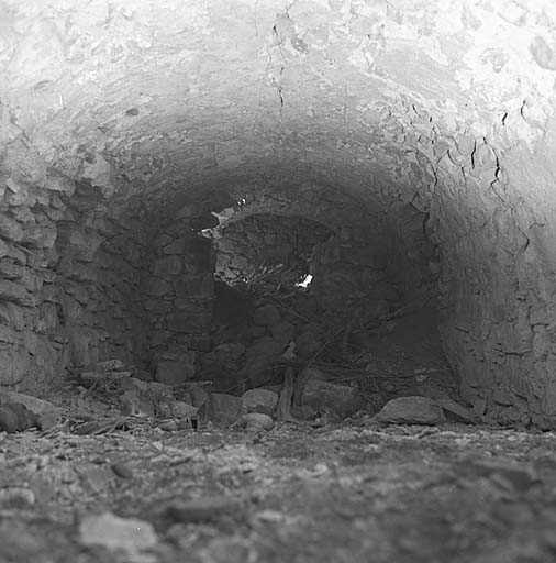 La cave aménagée sous le montage.