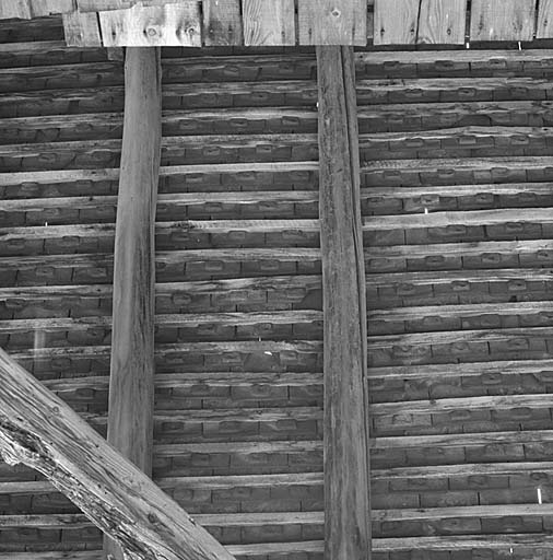 Revers de toit couvert de tuiles en écaille.