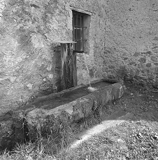 La fontaine dans la cour.