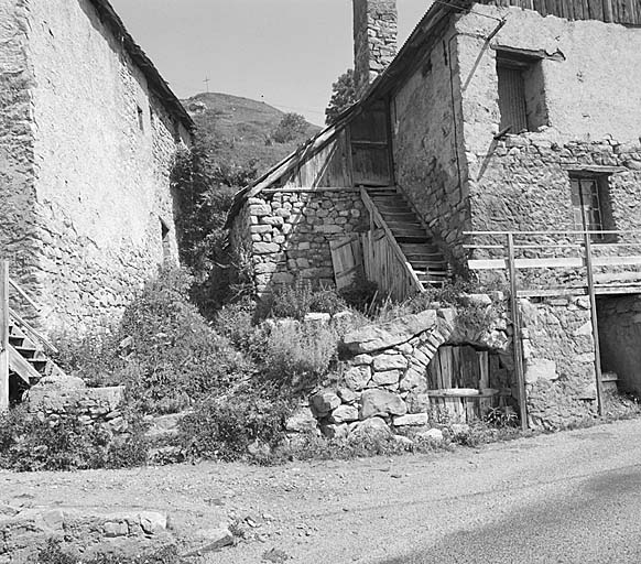 Les Veyers, parcelle 566. L'extrados de la voûte de la cave permet d'accéder à l'escalier en bois qui mène à la grange et au balcon du premier étage qui commande le logis.