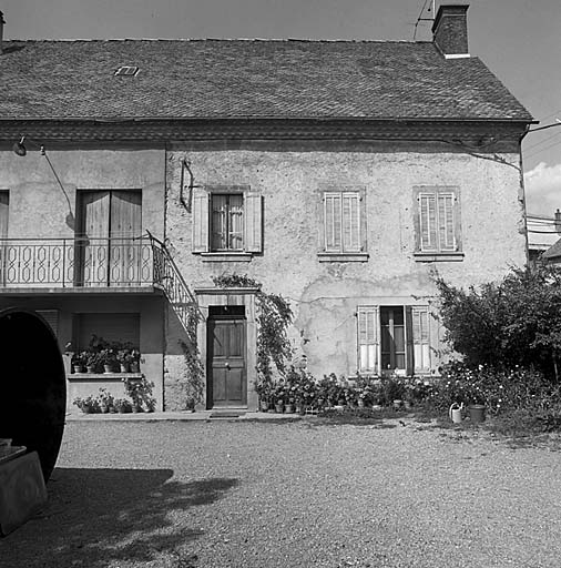 Parcelle 432. Le logis, façade sud. La porte est datée de 1803.