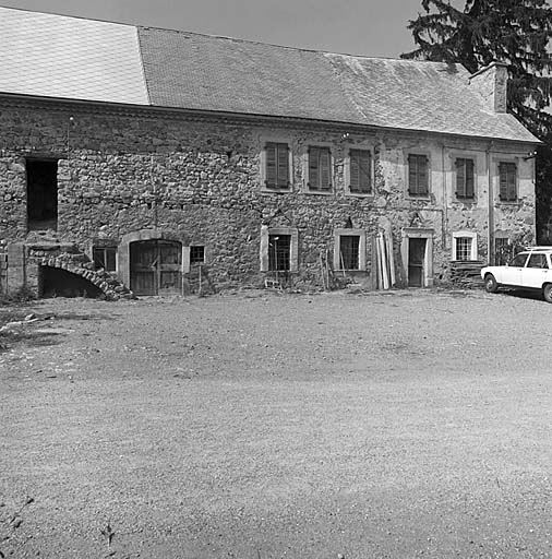 Façade sud : la partie réservée à l'habitation.