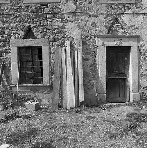 La porte et la fenêtre du logis. Noter les décharges en planches au-dessus des linteaux.