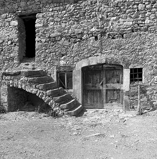 La porte de l'écurie (1) (date en relief : 1816) et l'escalier grange-écurie.