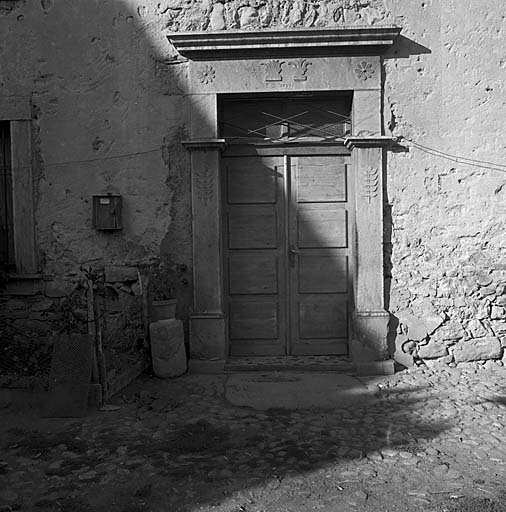 La porte du logis datée de 1835.