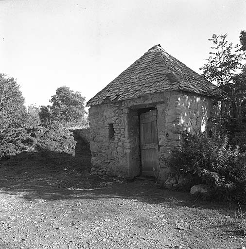 La fabrique de jardin au sud de la cour toit en pavillon caractéristique des cantons d'Orcières et de Saint-Bonnet.