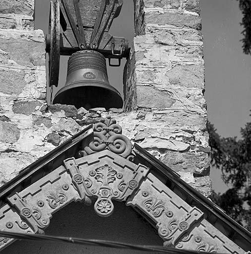 Le lambrequin en terre cuite. Détail au pignon.