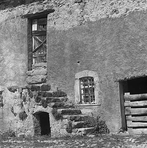 L'escalier extérieur de la grange à l'écurie.