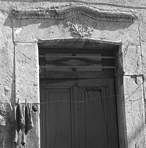 Porte du logis datée de 1803. parcelles 240-244.