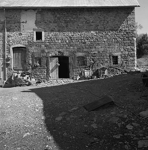 Parcelles 240-244. Le bâtiment d'exploitation est. Noter l'appareil régulier du mur au rez-de-chaussée de l'édifice.