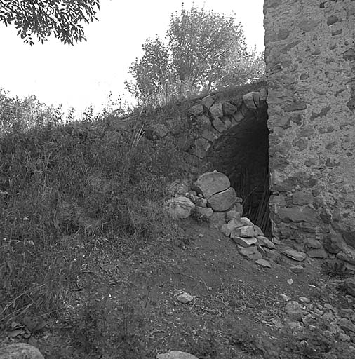 Angle nord-ouest de la maison ; cave aménagée sous le montage.