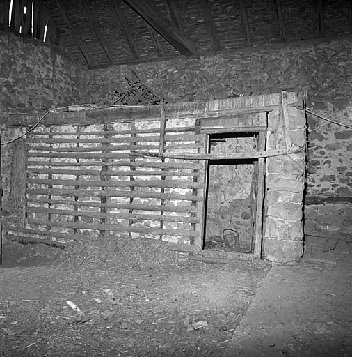 Dans la grange, le pigeonnier. Noter la cloison en pan-de-bois.