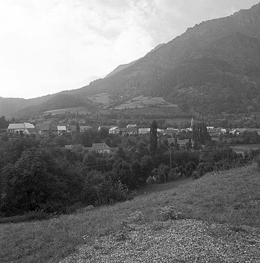 Vue d'ensemble prise de la route de La Motte aux Héritières.