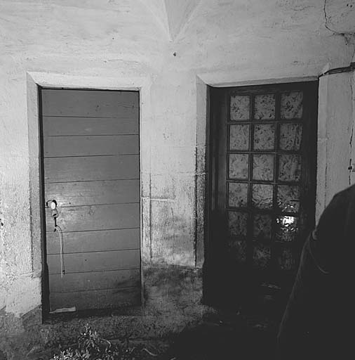 Les deux portes donnant sur les chambres, en haut de l'escalier, au premier étage.