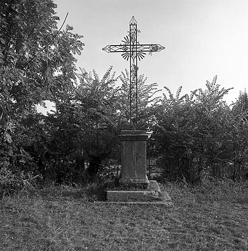 Croix en face de l'église.