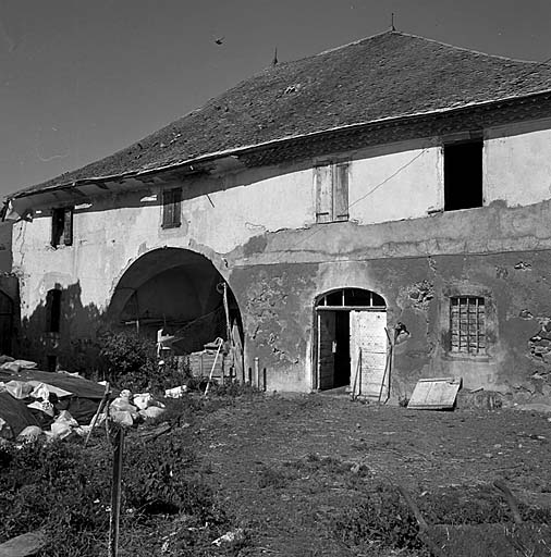 Façade sud-est. Vue partielle.