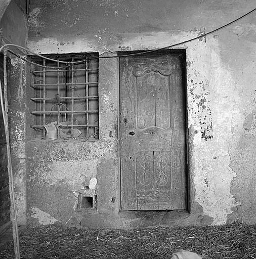 Dans la toune, la porte et la fenêtre de la cuisine.