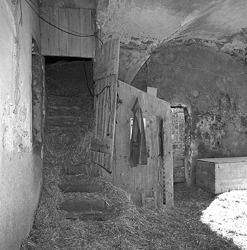 Dans la toune, l'escalier qui mène à la grange. A droite la porte de l'étable.