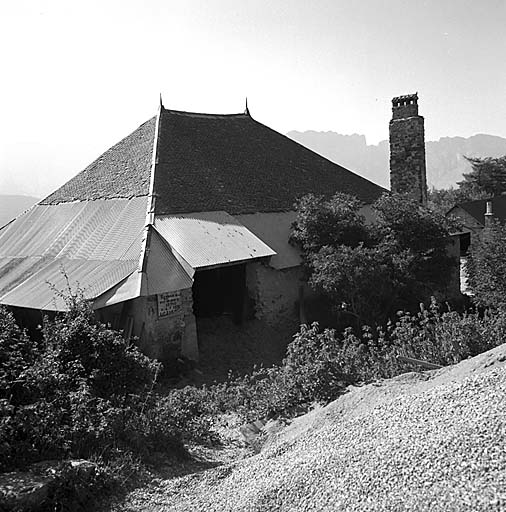 Le toit à croupes et l'entrée de grange. Vue prise de l'est.