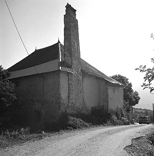 La cheminée. Noter la différence entre la partie ancienne (au premier plan) et la partie XIXe dont le toit est souligné d'une génoise.