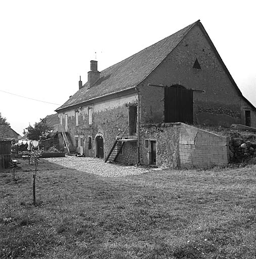 Façade sud. Noter la régularité du pavage de la cour et l'oculus triangulaire sur le pignon.